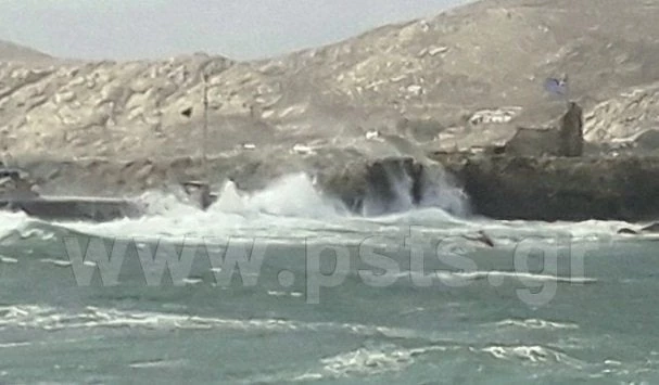 Πάρος: Ο Ξενοφών έφερε σφοδρή θαλασσοταραχή και τεράστια κύματα! (βίντεο)